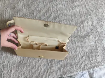 Cartera de mano dorada con diseño bordado - miniatura 3