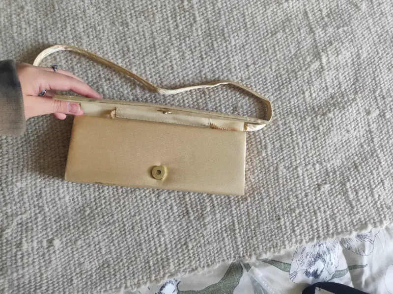 Cartera de mano dorada con diseño bordado - 4