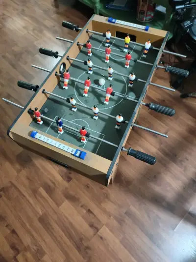 Taca taca de madera con jugadores clásicos - miniatura 1