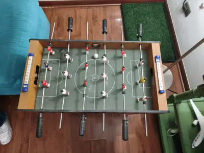 Taca taca de madera con jugadores clásicos - miniatura 3