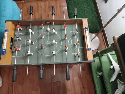 Taca taca de madera con jugadores clásicos - miniatura 4