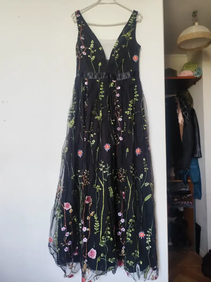 Vestido largo negro con bordado floral - 2