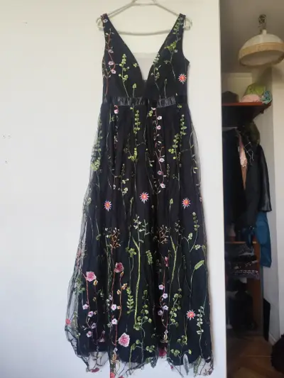 Vestido largo negro con bordado floral - miniatura 2