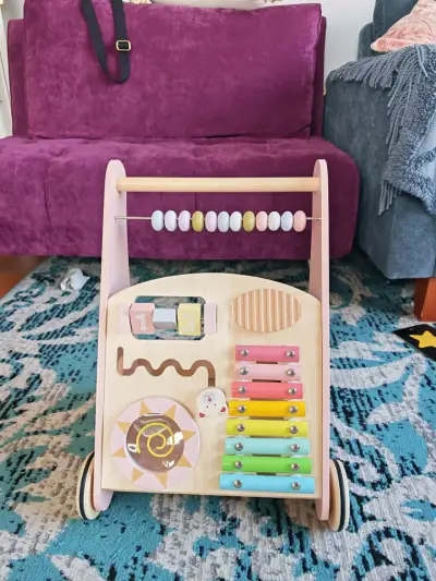 Andador de madera para bebé con actividades - miniatura 1
