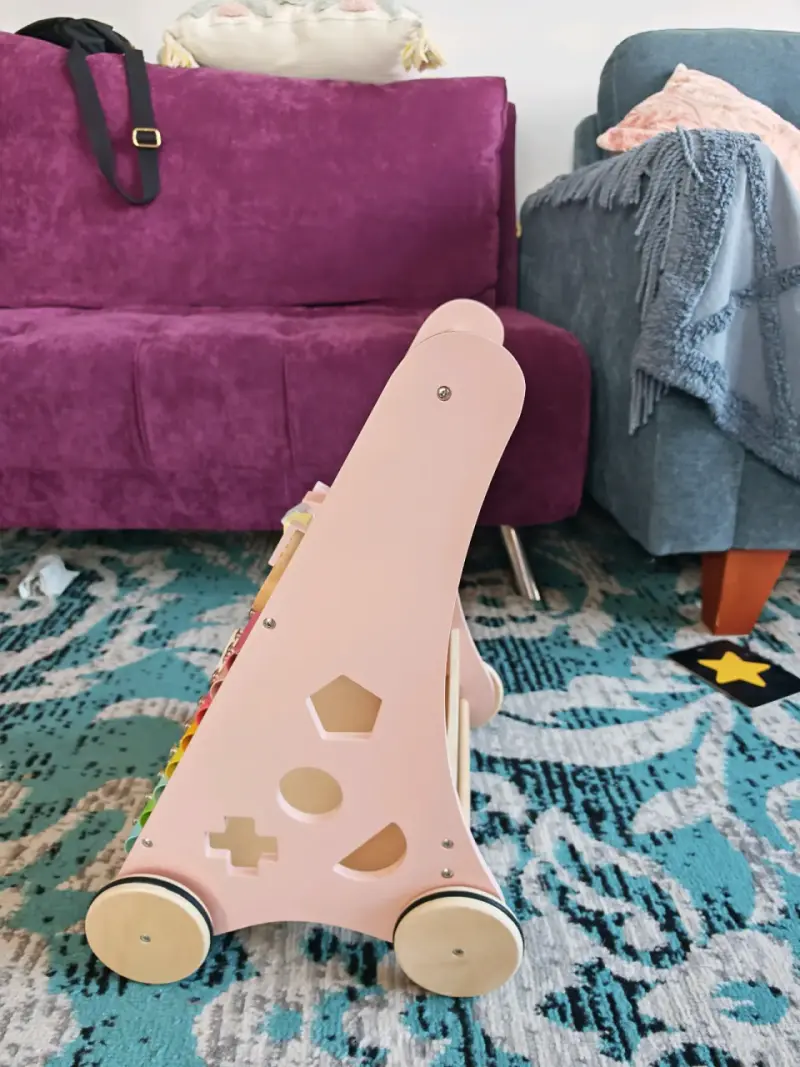 Andador de madera para bebé con actividades - 2