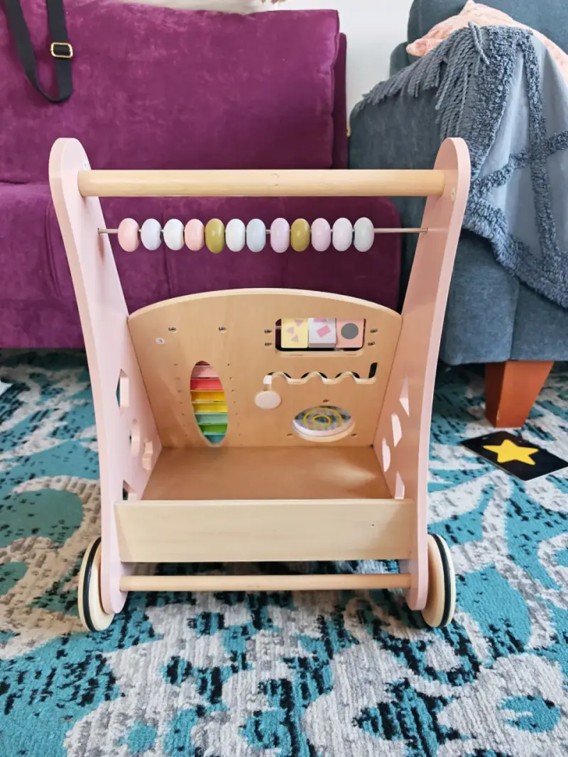Andador de madera para bebé con actividades - 3