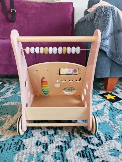 Andador de madera para bebé con actividades - miniatura 3