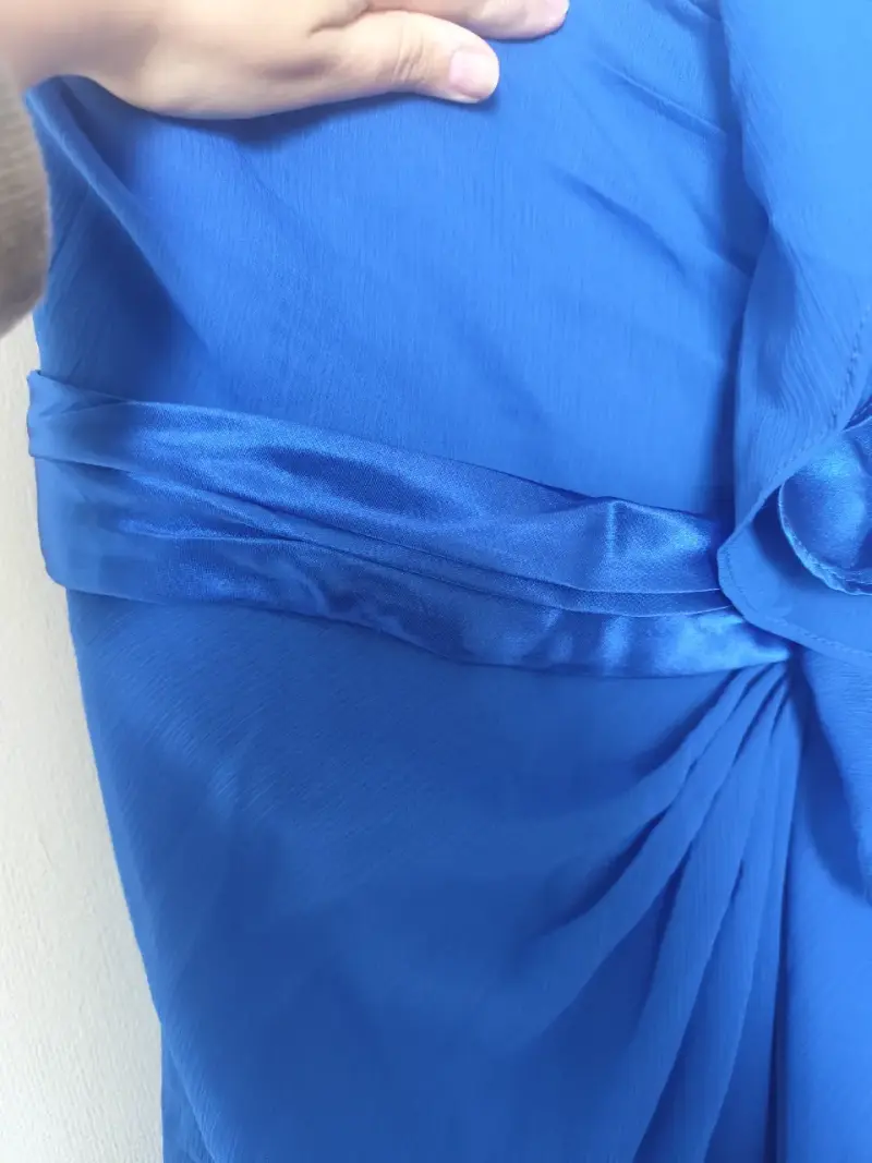Vestido largo azul con tirantes y detalle de lazo - 3