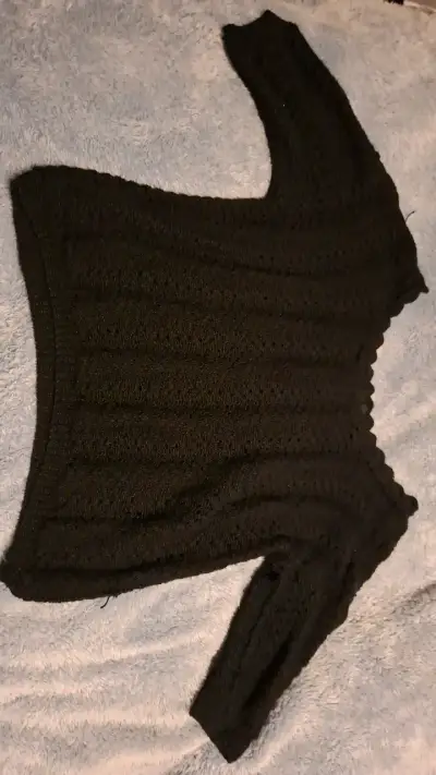 Suéter negro de punto calado para mujer - miniatura 1