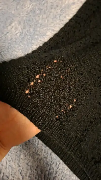 Suéter negro de punto calado para mujer - miniatura 2