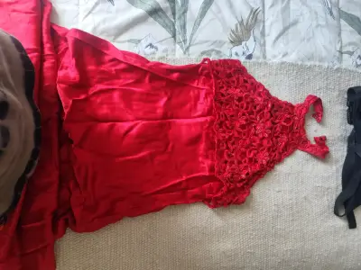 Vestido largo rojo con encaje floral para reparar - miniatura 1