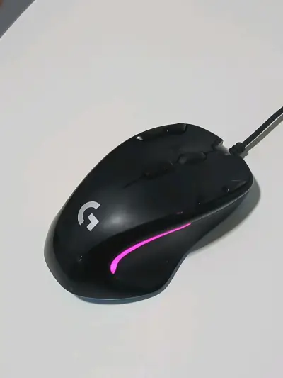 Mouse gamer Logitech con iluminación RGB - miniatura 1