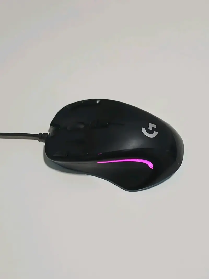 Mouse gamer Logitech con iluminación RGB - 3