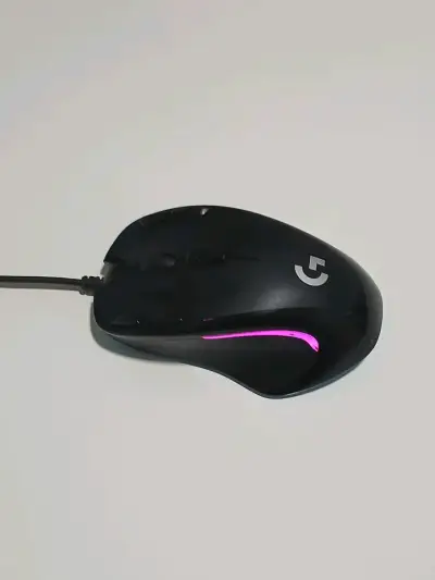 Mouse gamer Logitech con iluminación RGB - miniatura 3