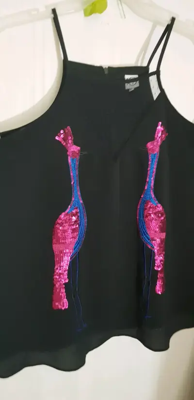 Top negro con lentejuelas de pavo real - miniatura 1