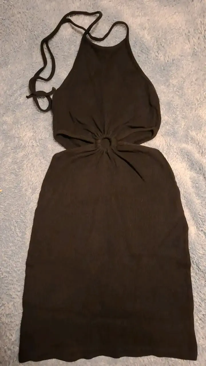 Vestido negro sin mangas con diseño ajustado - 1
