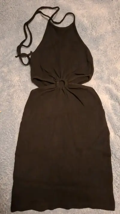 Vestido negro sin mangas con diseño ajustado - miniatura 1