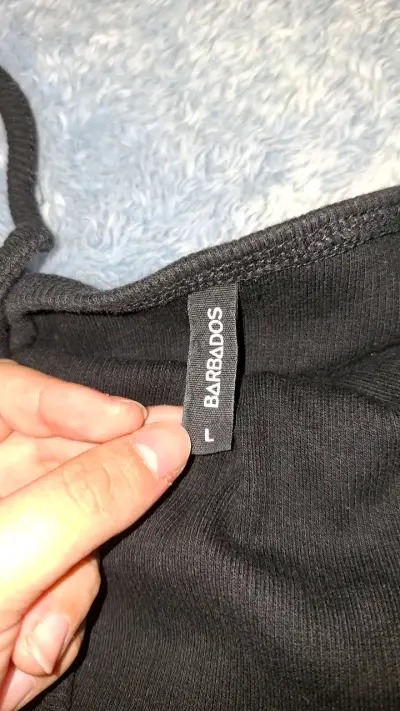 Vestido negro sin mangas con diseño ajustado - miniatura 2