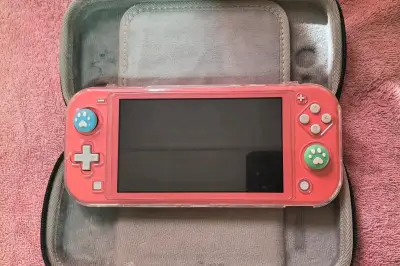 Consola Nintendo Switch Lite Coral con Estuche - miniatura 1