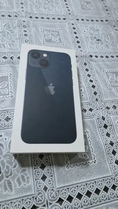 iPhone 13 en caja con accesorios - miniatura 1