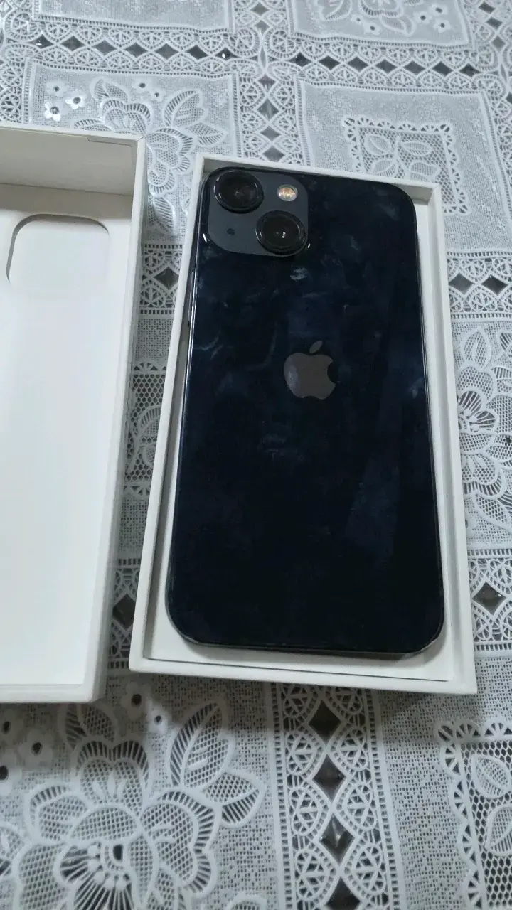 iPhone 13 en caja con accesorios - 2