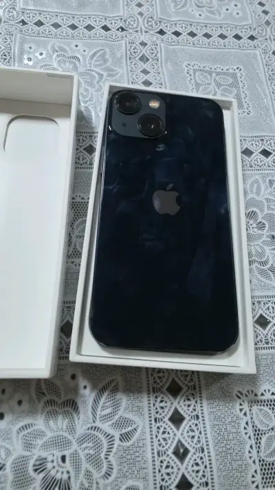 iPhone 13 en caja con accesorios - miniatura 2