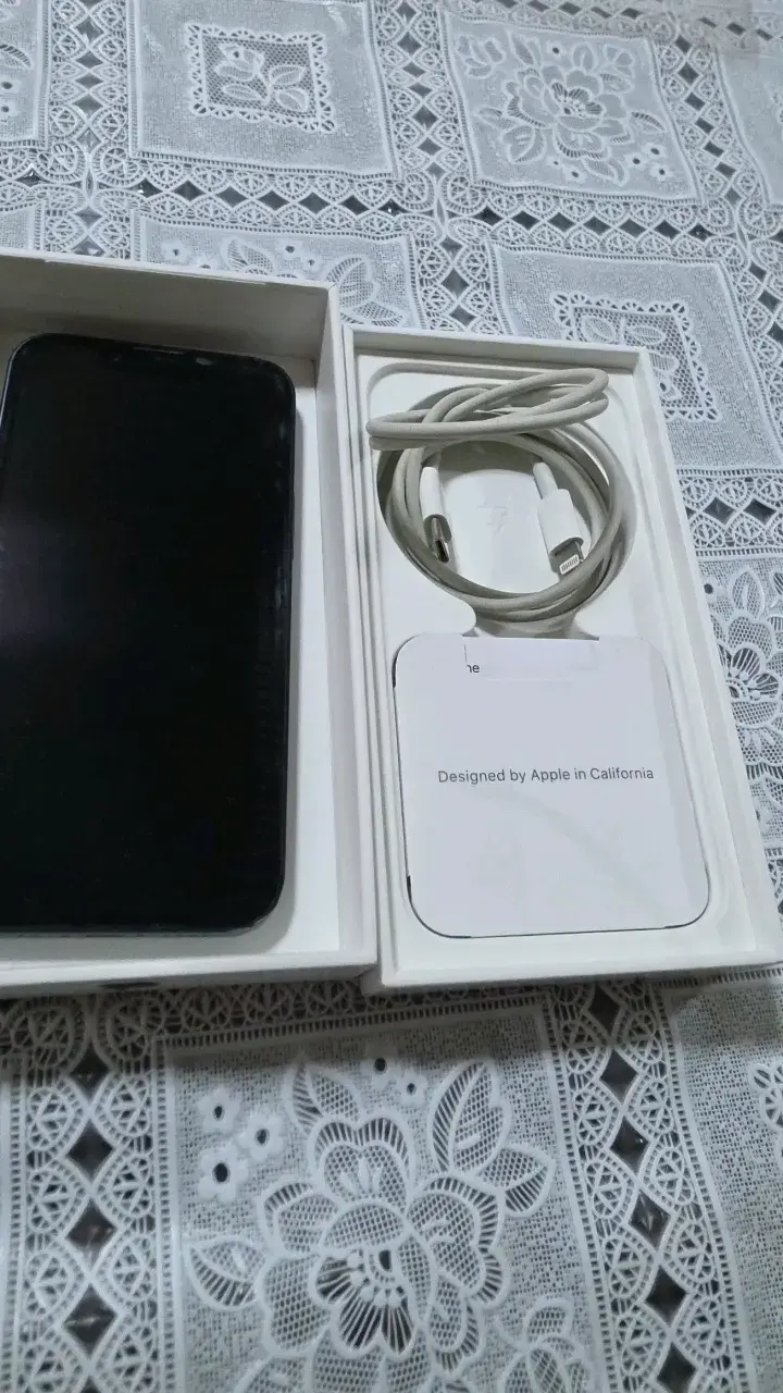 iPhone 13 en caja con accesorios - 3
