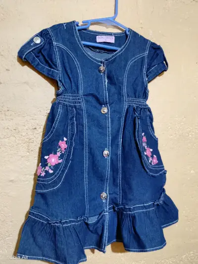 Vestido de mezclilla para niña con bordado floral - miniatura 1