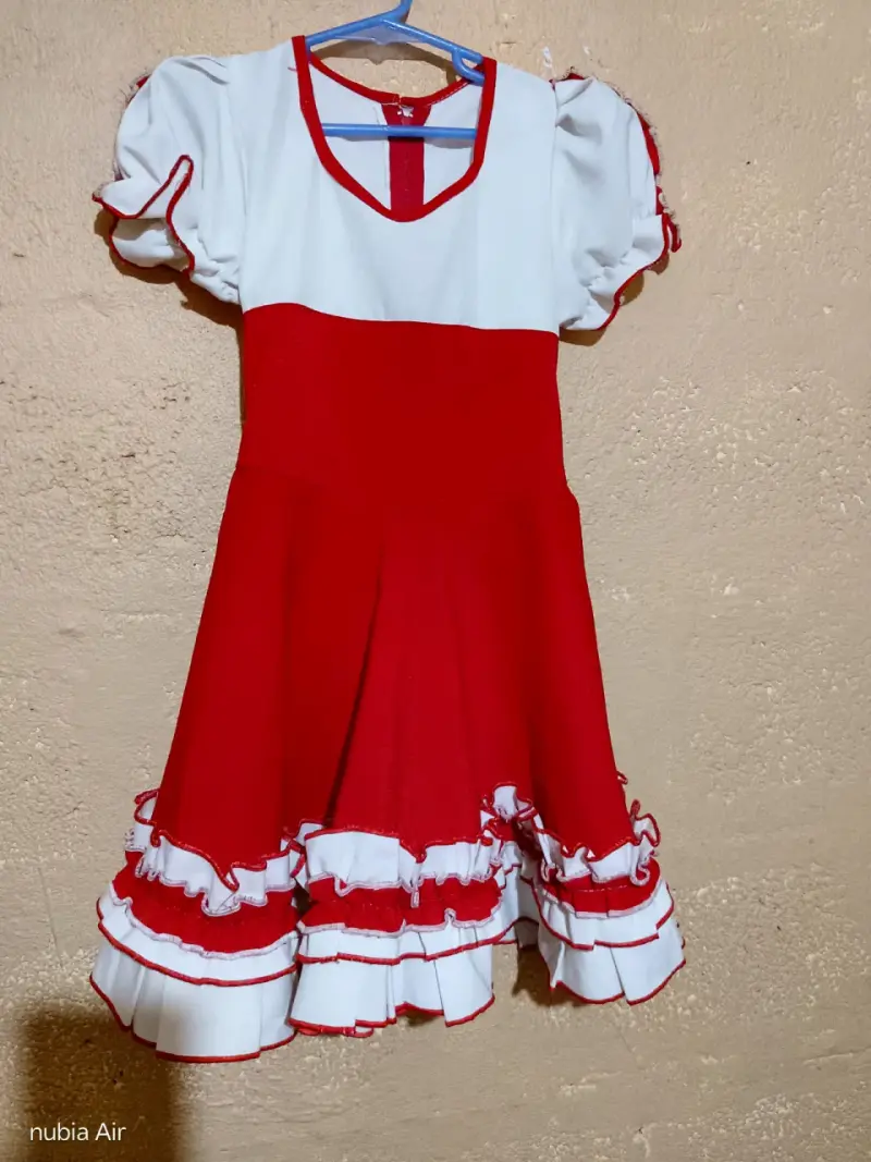 Vestido de mezclilla para niña con bordado floral - 3