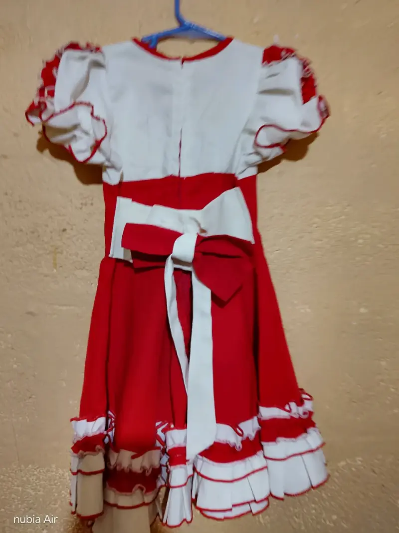 Vestido de mezclilla para niña con bordado floral - 4