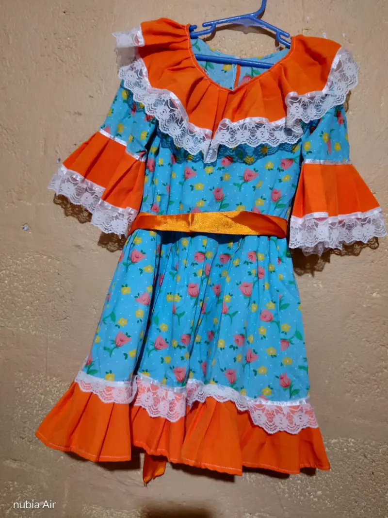 Vestido de mezclilla para niña con bordado floral - 5