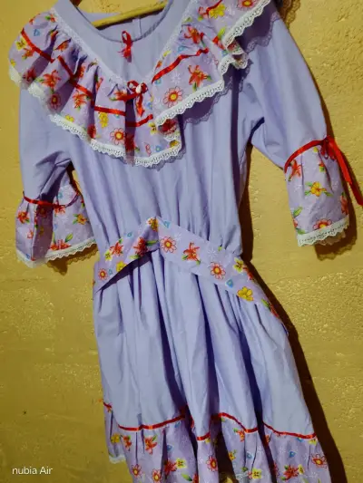 Vestido de mezclilla para niña con bordado floral - miniatura 6