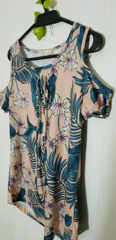 Blusa floral con hombros descubiertos - miniatura 1