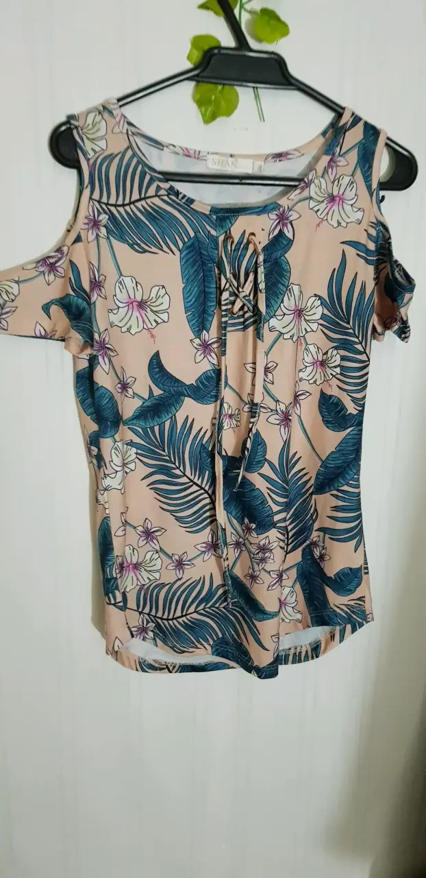 Blusa floral con hombros descubiertos - 2