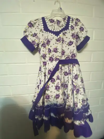 Vestido floral infantil con detalles morados - miniatura 1