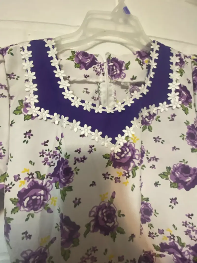 Vestido floral infantil con detalles morados - 2
