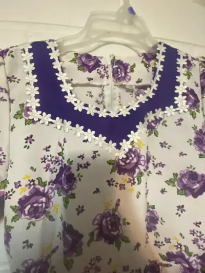 Vestido floral infantil con detalles morados - miniatura 2