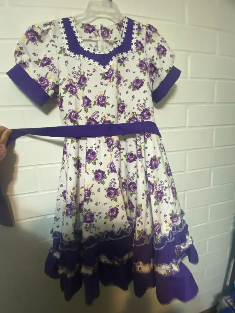 Vestido floral infantil con detalles morados - 3