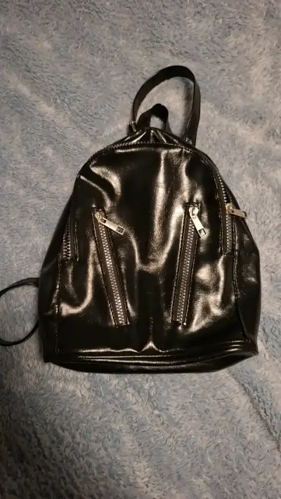 Mochila negra de cuero Sybilla con cierres - miniatura 1