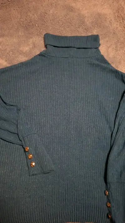 Suéter de cuello alto azul con botones decorativos - miniatura 1