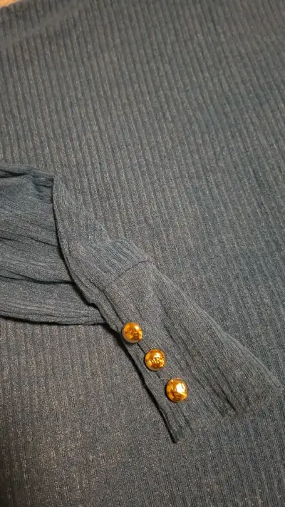 Suéter de cuello alto azul con botones decorativos - miniatura 2