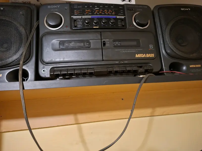 Radio cassette Sony Mega Bass con altavoces - 2
