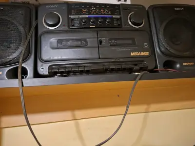 Radio cassette Sony Mega Bass con altavoces - miniatura 2