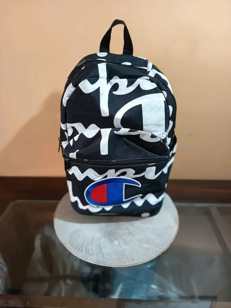 Mochila Champion negra con diseño gráfico - 1
