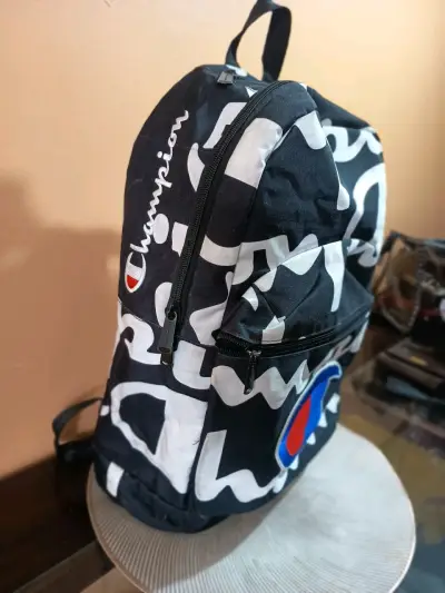 Mochila Champion negra con diseño gráfico - miniatura 2