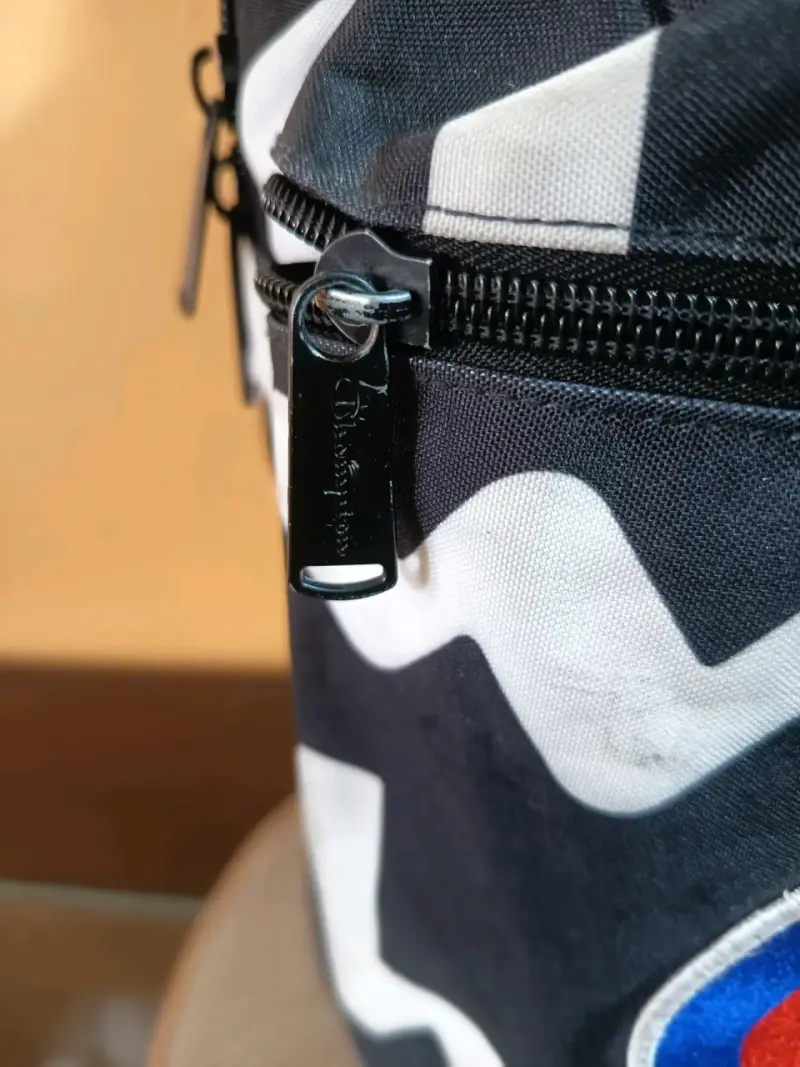 Mochila Champion negra con diseño gráfico - 3