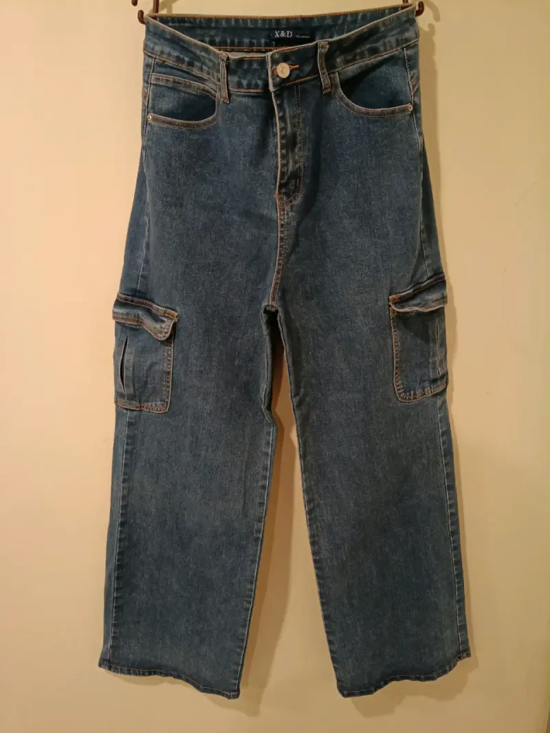 Jeans cargo de mezclilla azul para mujer - 2