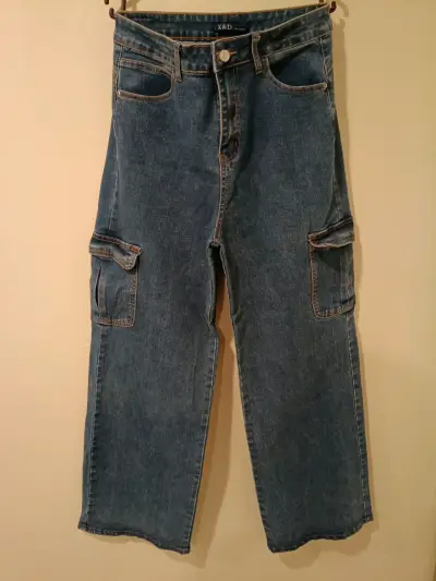 Jeans cargo de mezclilla azul para mujer - miniatura 2