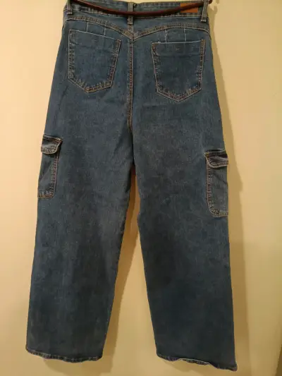 Jeans cargo de mezclilla azul para mujer - miniatura 3