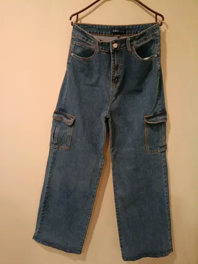 Jeans cargo de mezclilla azul para mujer - miniatura 4